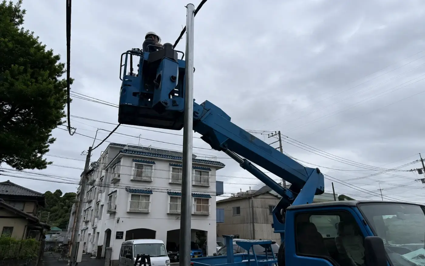 高所作業車によるポールの建柱・LED投光器設置工事