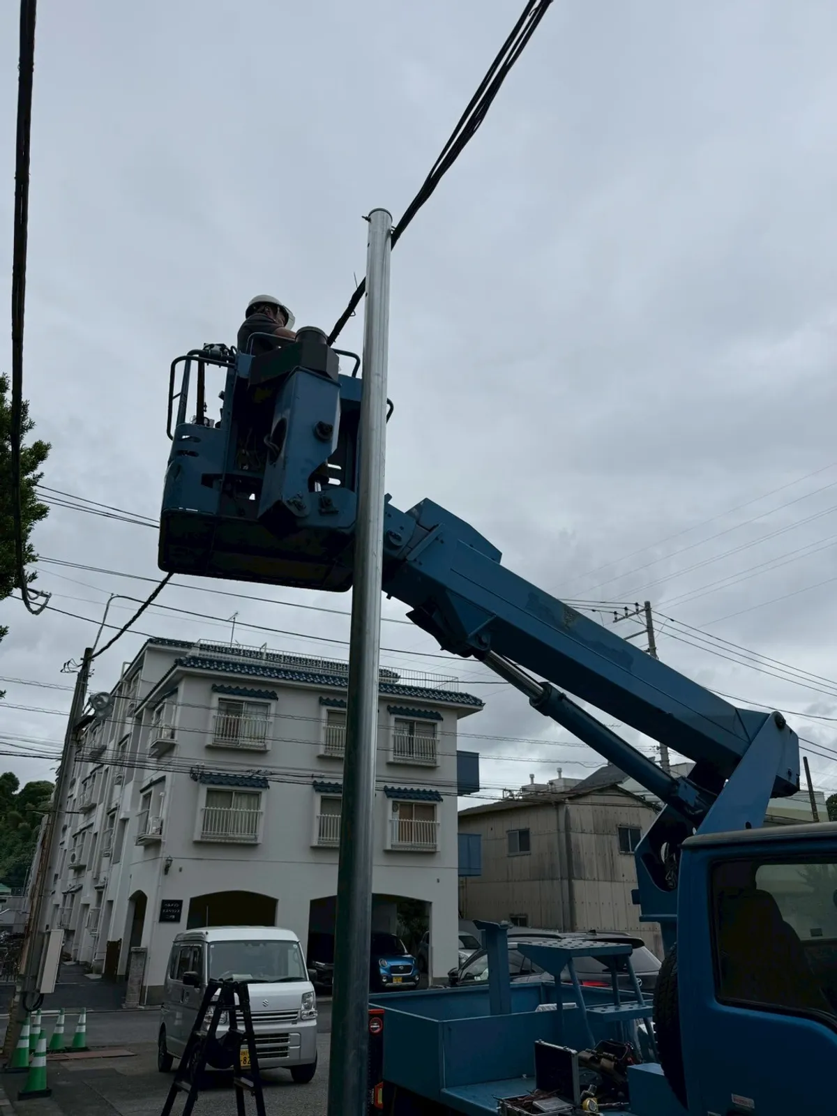 高所作業車によるポールの建て込み