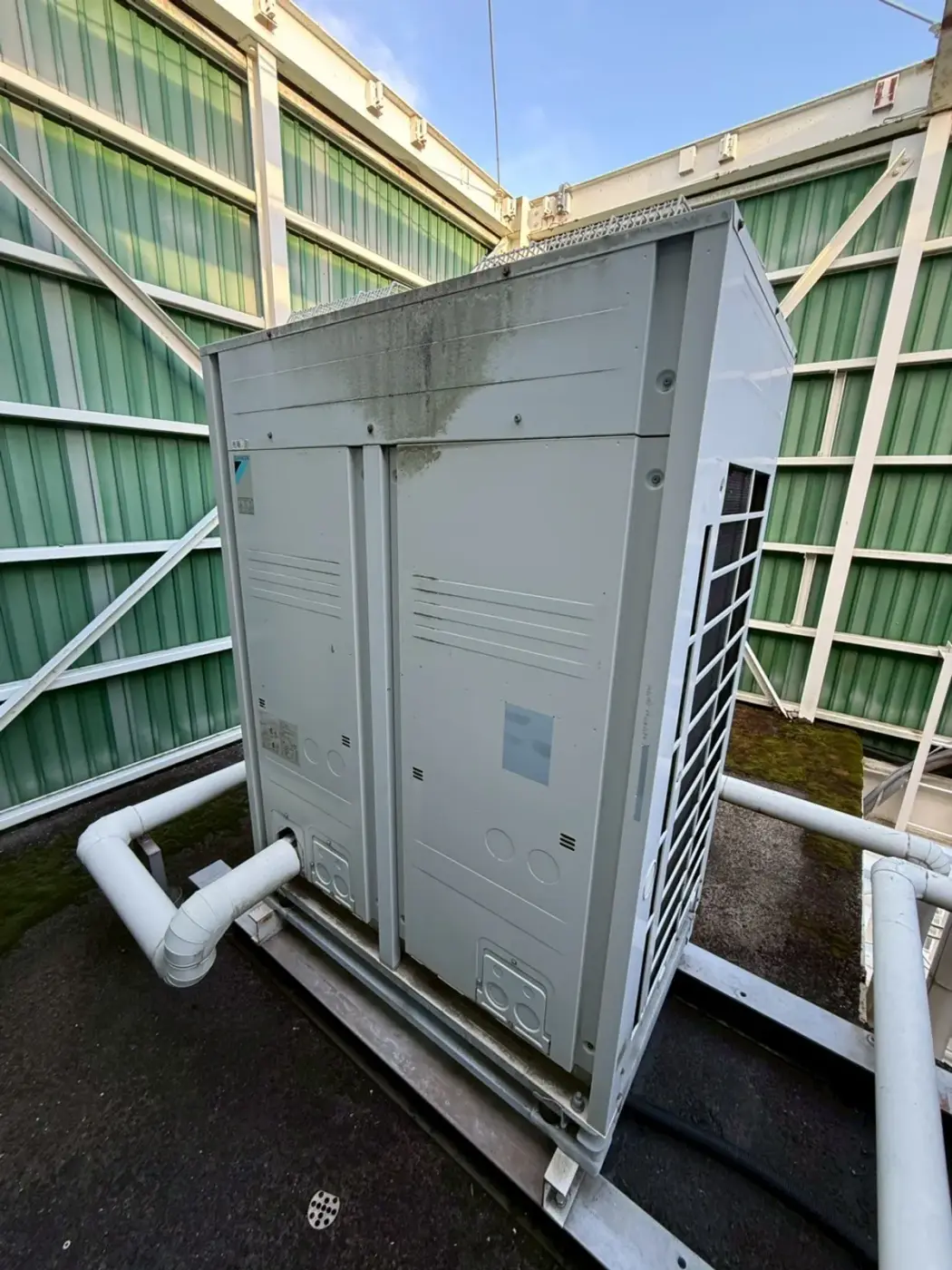 更新前の屋上業務用室外機