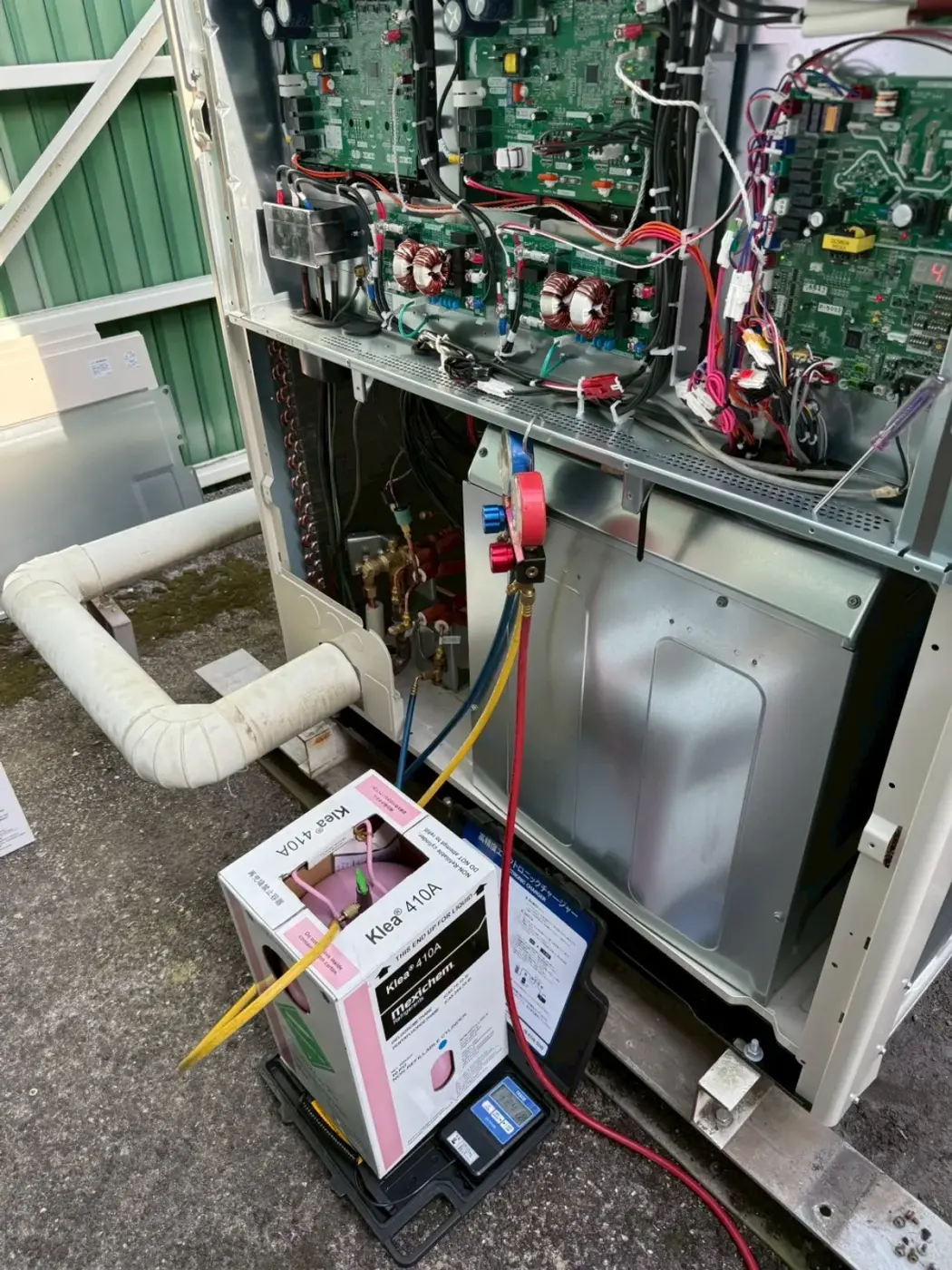 室外機の更新作業(冷媒充填・試運転)