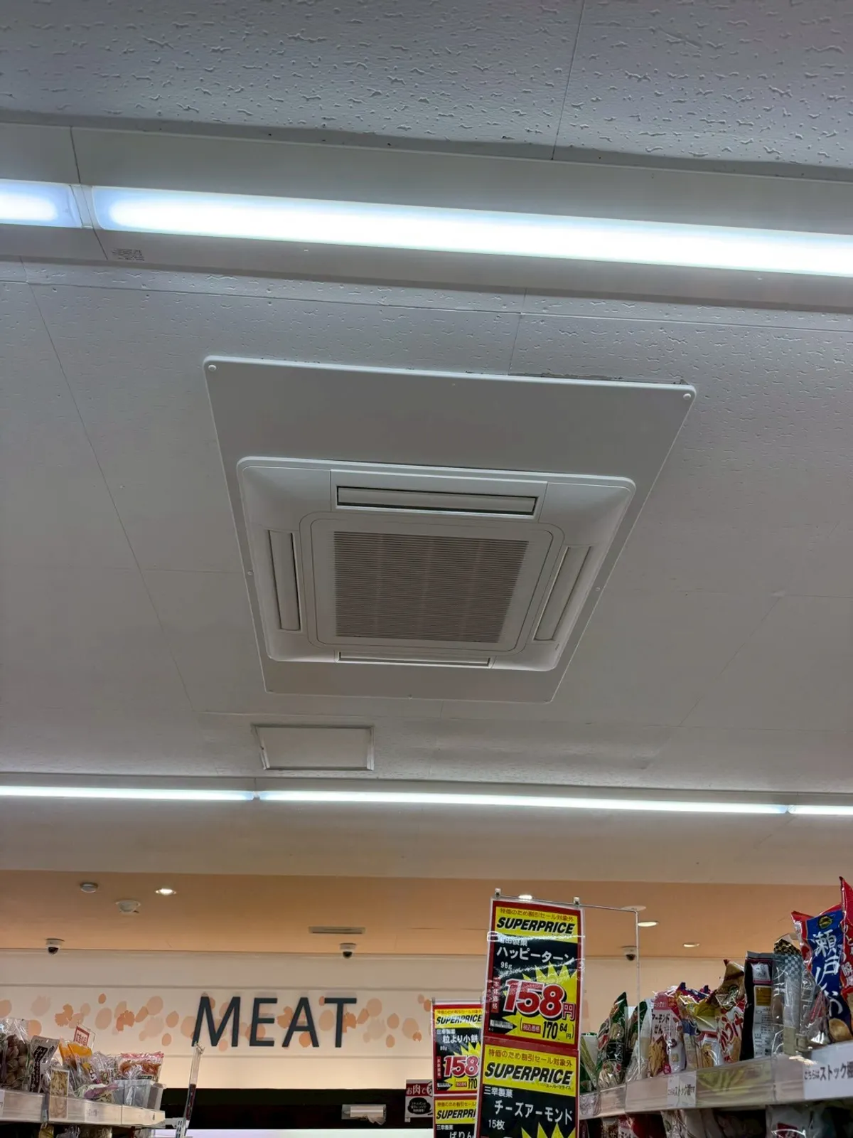 売場の天井カセット形エアコン