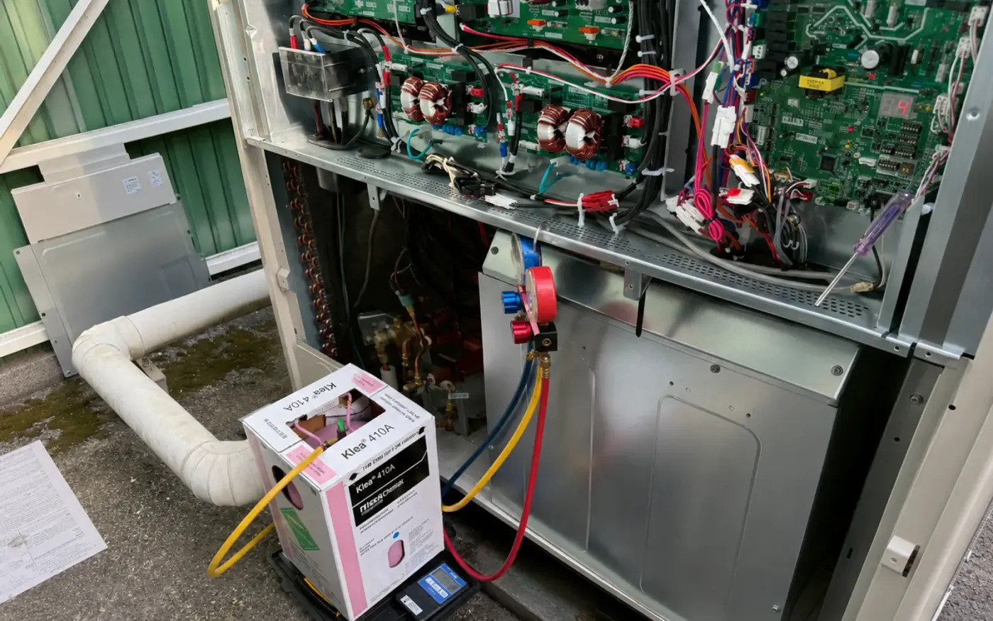スーパーマーケットの空調室外機の更新作業(冷媒充填・試運転)